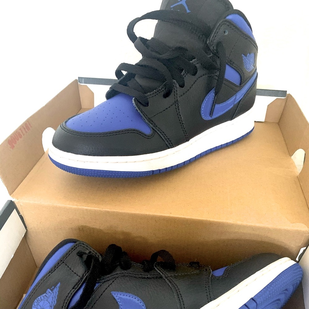 Jordan 1s mid blk & blue